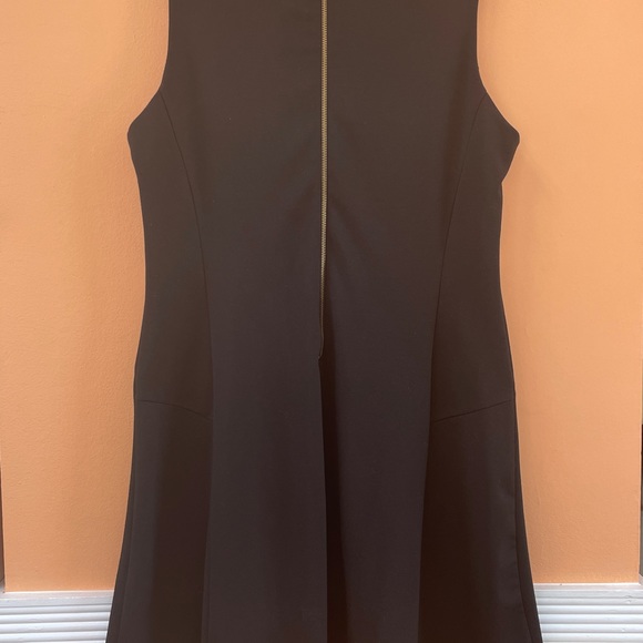 Flattering sleeveless dress, long back zipper. Knee length.Thick Jersey material - Picture 3 of 3